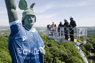 Main sponsor Schüco thrilled by sporting success - Schüco dresses Germany's tallest statue in a football …