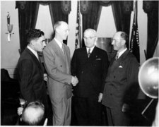Pen promoter Milton Reynolds (far right) is shown here with President Truman after he and an airplane crew broke a round-the-world speed record (PD Abbie Rowe via Wikimedia Commons)