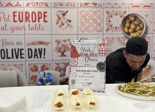 Versatile European Olives: a Hit at the 'Winter Fancy Food' Show in the U.S. / Chef Alberto Astudillo demonstr…